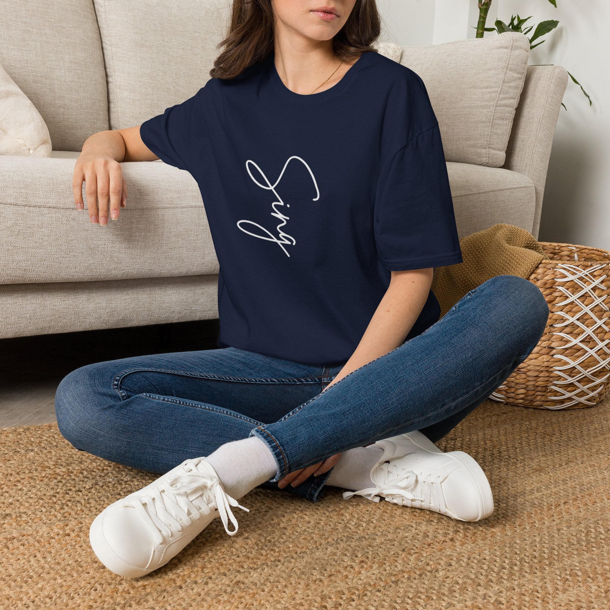 T-Shirt – Script 'Sing' Minimalist Graphic Tee